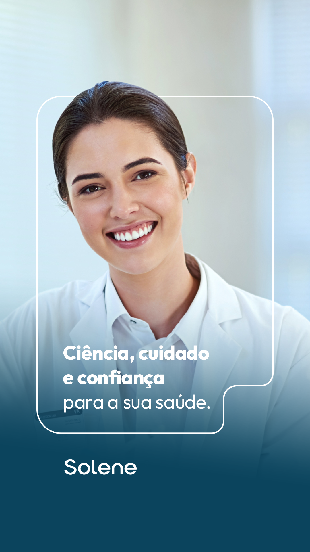 Profissional do Laboratório Solene sorrindo em ambiente clínico